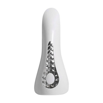 Massageador elétrico branco com detalhes prateados em padrão triangular e botão oval