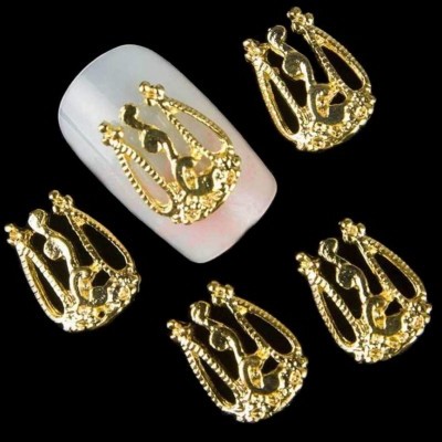 Peças decorativas douradas em forma de coroa para unhas