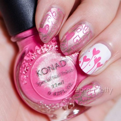 Frasco de verniz de unhas Konad Special Nail Polish 11 ml com unhas decoradas em rosa e branco