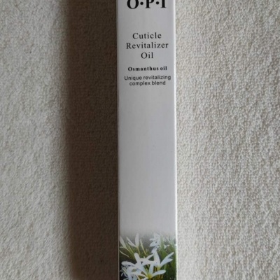 Embalaem branca de óleo revitalizador de cutículas O.P.I com flores brancas