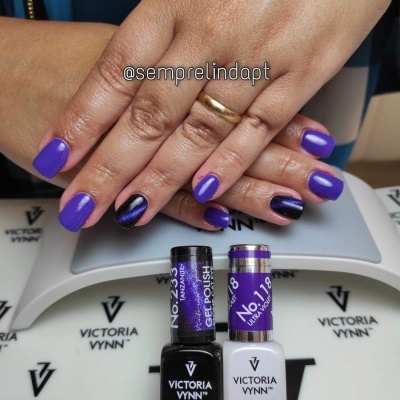 Unhas violeta com destaque em preto brilhante e vernizes Victoria Vynn
