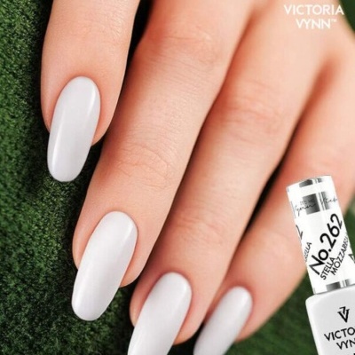 Unhas compridas pintadas de branco com verniz Victoria Vynn No. 262