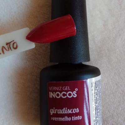 Frasco de verniz gel Inocos giradiscos vermelho tinto com amostra da cor
