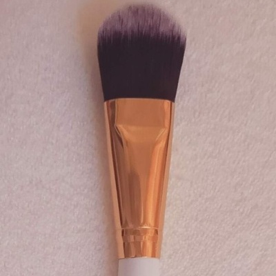 Pincel de maquilhagem com cerdas pretas e brancas e suporte dourado