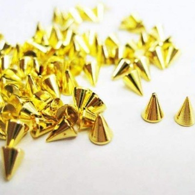 Picos de metal dourado pequenos sobre superfície branca