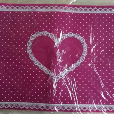 Toalha ou tapete rosa com bolinhas brancas e renda branca em formato de coração e borda