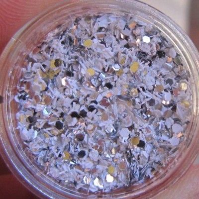 Pote transparente com purpurinas prateadas brilhantes