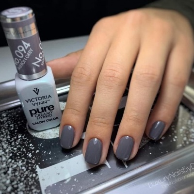 Esmalte de unhas cinza Victoria Vynn ao lado de mão com unhas pintadas da mesma cor