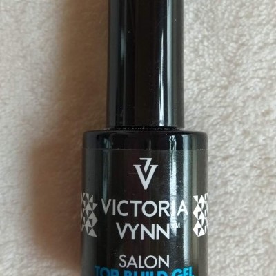 Frasco de verniz gel preto Victoria Vynn em fundo claro