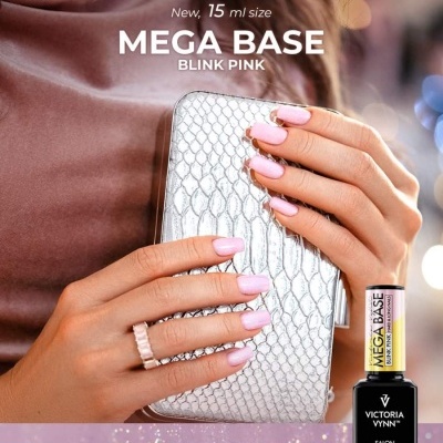 Mãos com unhas rosa claro brilhante segurando carteira prateada e frasco de verniz gel base Mega Base Blink Pink Victoria Vynn