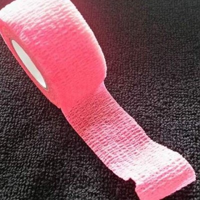 Rolo de fita adesiva rosa com textura sobre fundo preto