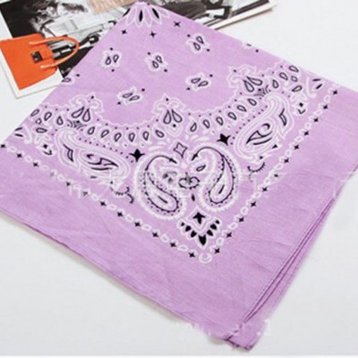 Bandana lilás com padrão branco e preto dobrada sobre superfície branca