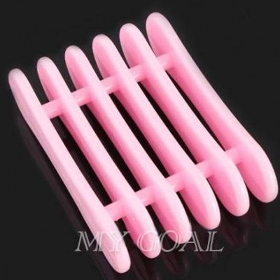 Suporte organizador rosa de plástico com várias barras, sobre fundo preto