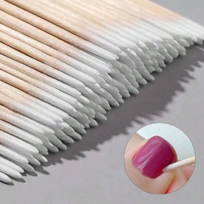 Palitos de algodão alinhados e uso em unha cor de rosa