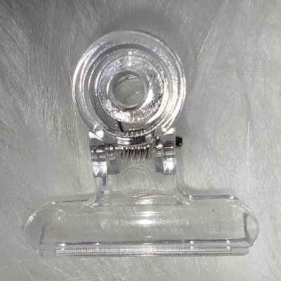 Prendedor plástico transparente com mola