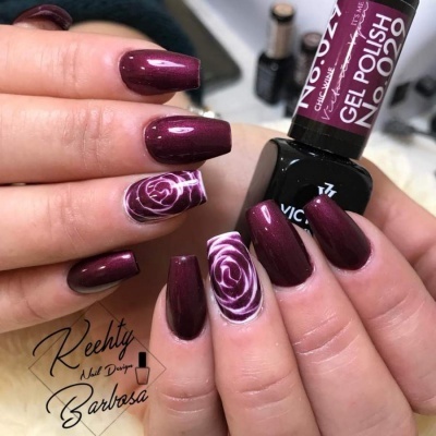 Unhas decoradas com verniz gel vinho escuro e desenho de rosas brancas
