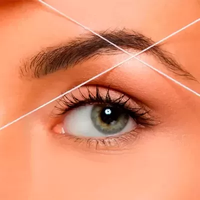Rosto feminino com sobrancelhas definidas e fio branco formando X sobre o olho