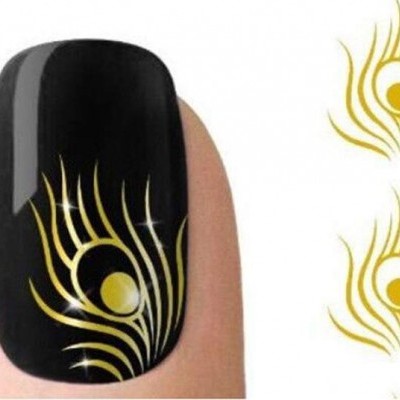 Unha preta com padrão dourado semelhante a uma pena