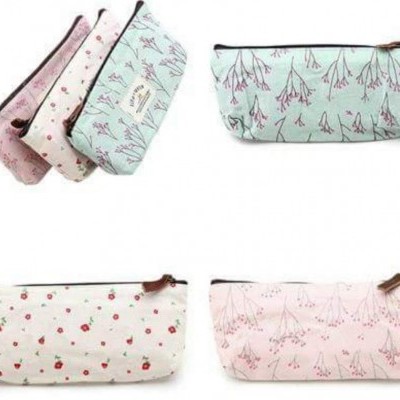 Bolsa pequena retangular com fecho e padrão floral ou de cerejas em tecido macio