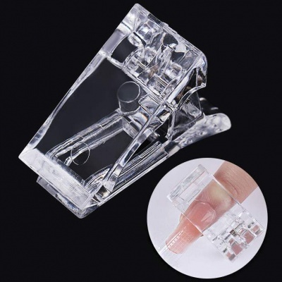 Clip de unha transparente em plástico para fixar na unha.