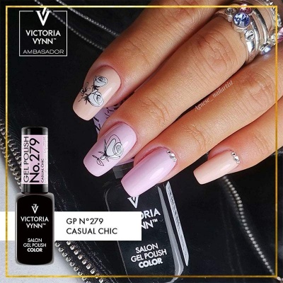 Unhas pintadas de rosa claro com desenhos de rosas pretas e brilhantes, ao lado de verniz gel Victoria Vynn.