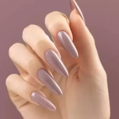 Mão com unhas longas stiletto pintadas de lavanda