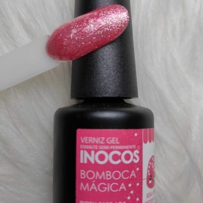 Verniz gel INOCOS Bomboca Mágica rosa cintilante com amostra de cor