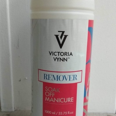 Frasco de removedor de manicure Victoria Vynn soak off com rótulo branco e vermelho
