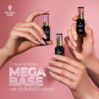 Três frascos de verniz VICTORIA VYNN nas mãos com unhas pintadas, fundo rosa