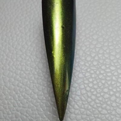 Ponta metálica verde dourada em formato cónico com cabo de madeira