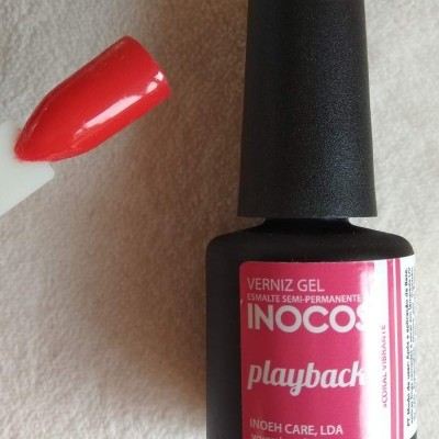 Frasco de verniz gel vermelho INOCOS playback com amostra de unha pintada