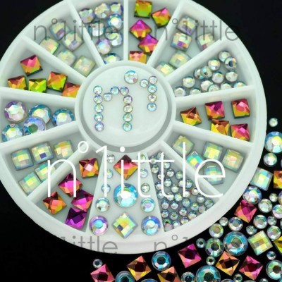 Roda branca com pedras decorativas pequenas e coloridas