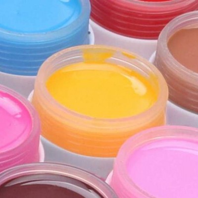 Frascos de tinta colorida abertos