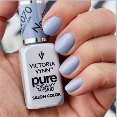 Esmalte de unhas azul claro Victoria Vynn em mão com unhas pintadas