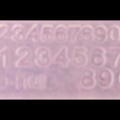 Superfície rosa com números impressos em relevo.