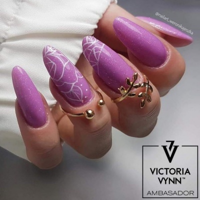 unhas compridas com verniz rosa lilás brilhante e desenhos florais brancos