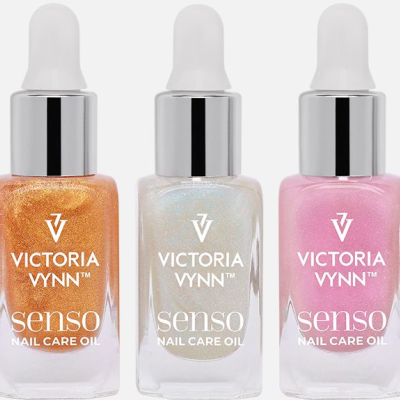 Três frascos de óleo para unhas Victoria Vynn Senso em dourado, branco perolado e rosa.