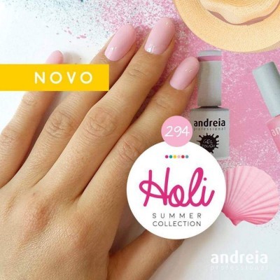 Mão com unhas rosa claro, esmalte andreia professional Holi Summer Collection 294, fundo com concha rosa e chapéu de palha