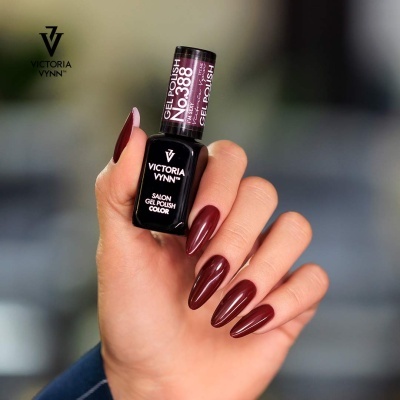 Frasco de verniz gel Victoria Vynn cor burdeos com mão segurando, unhas pintadas