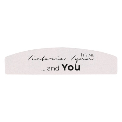 Placa decorativa branca com texto 'Victoria Vynn IT'S ME ... and You'