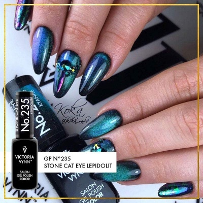 Unhas decoradas com verniz gel em tons verdes e azuis com efeito cat eye e detalhes brilhantes