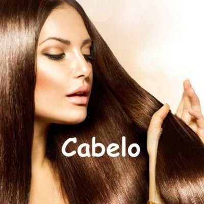 Mulher com cabelo castanho liso e brilhante segurando o cabelo.
