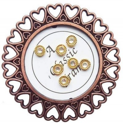 Conjunto de botões dourados com pedras centrais numa moldura de metal com corações