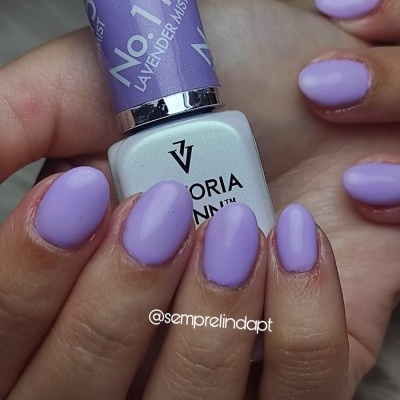 Esmalte lilás Victoria Vynn No.115 Lavender Mist com unhas pintadas da mesma cor