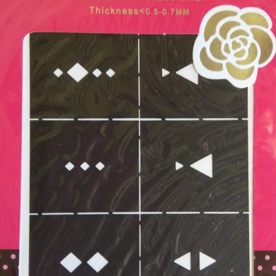 Adesivos para unhas com desenhos geométricos numa embalagem rosa.