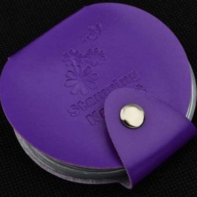 Estojo redondo para carimbos de unhas roxo com botão prateado e decoração em relevo
