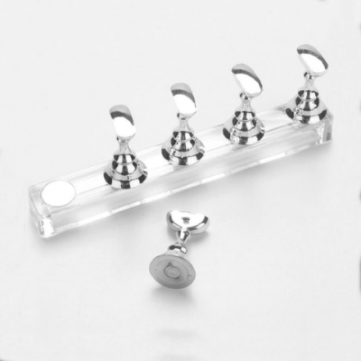 Base transparente com ganchos de metal prateado para pendurar