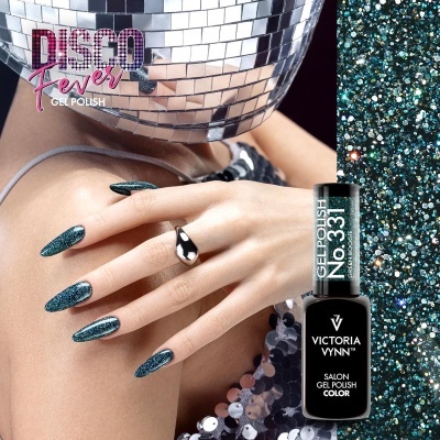 Unhas verdes com glitter, frasco de verniz gel preto e discoteca espelhada ao fundo