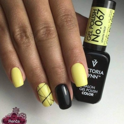 Unhas com verniz gel amarelo e preto junto ao frasco de verniz gel Victoria Vynn No.067 Lemon Drop.