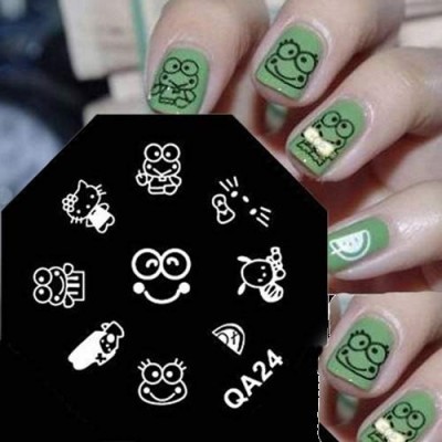 Unhas verdes com desenhos de sapos e carimbos de unhas pretos com desenhos brancos